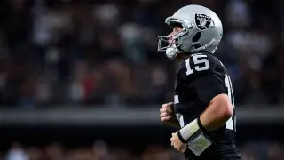 Mendoza shows poise as Raiders begin quarterback development