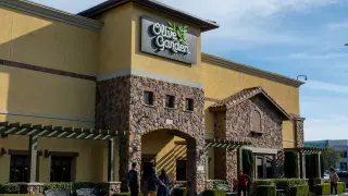 LongHorn Tops Darden Q4; Olive Garden Lag Highlights Cautious 2027 Outlook