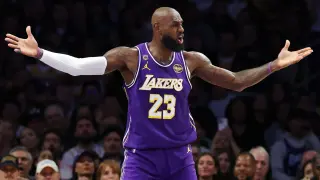 Durant Out, Lakers Push to Close Out Rockets in Game 6