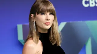 Swift Returns to VMAs in Couture, Claims Historic Director Honor