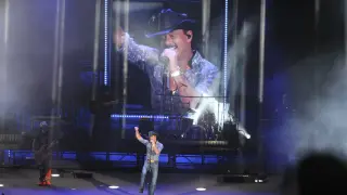 Tim McGraw Surges Through Riverbend Night: Late Start, a Stage Fall, and Nostalgia