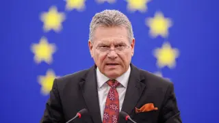 EU-China Trade Talks Hit Deadlock Over Hybrid Cars and Market Access