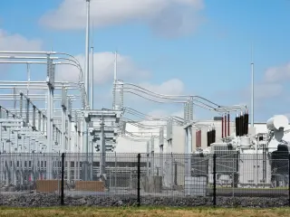 Heatwaves push US grid as AI data centers surge in energy and water use