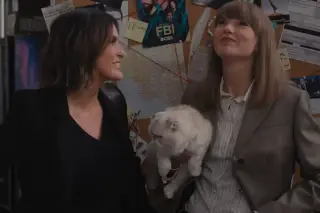 Taylor Swift Shapes Emmy Night With SVU Parody in Mariska Hargitay’s Hosting Turn