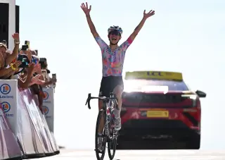 Niewiadoma-Phinney seals Mont Ventoux solo to claim Tour de France Femmes stage and yellow jersey