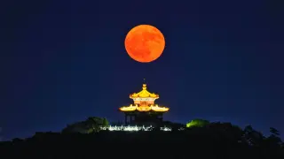 Strawberry Moon rises as summer's first full Moon glows golden