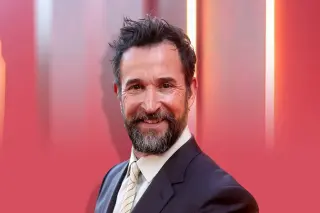 Noah Wyle’s People Magazine Honor Sparks Backlash Over Politics and On-Set Conduct