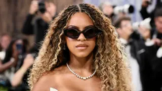 Blue Ivy's Met Gala Moment: Team Directs Her While She Poses (WATCH)