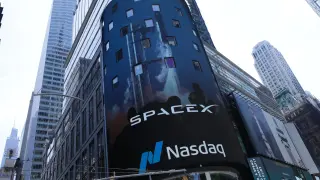 SpaceX Options Debut Sparks Early-Trading Surge, Eyes Top Slack of Big Tech