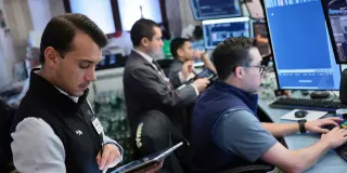 Stock Futures Dip as Jobs Data and Tech Earnings Fray Loom; Oil Rises
