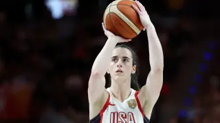 Caitlin Clark and 7-foot-3 Ziyu Zhang Stage Louvre-Worthy Moment in USA-China World Cup Clash