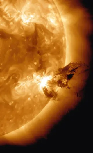 Sun's Magnetic Field Wobbles in Midlife, Puzzles Scientists