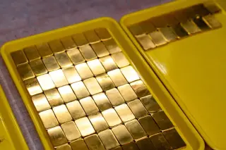 Gold Climbs as Iran-U.S. Accord to Reopen Hormuz Eases Inflation Fears