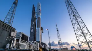 Atlas V lights up Philadelphia night as it deploys 29 Amazon Leo satellites