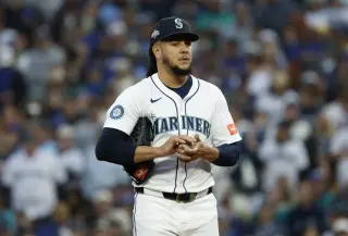 Mariners shed Castillo salary, land a rising prospect and a platoon outfielder from White Sox