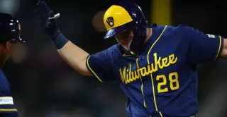 Brewers ride late-inning surge to 9-7 win over Rockies