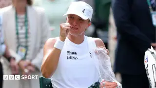 Swiatek survives a scrappy three-set slog to kick off Wimbledon title defence