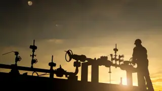 Barclays Sees Upside Risk to 2026 Oil Call as Hormuz Disruption Tightens Markets