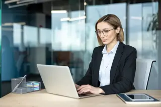 Desk Posture May Influence Confidence and Risk-Taking, Study Finds