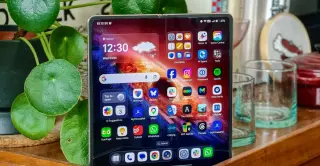 Honor Magic V6: The Thinnest Foldable Yet with a Giant Battery, Yet Software Holds It Back