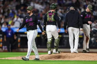 Mets' Holmes fractures fibula, sidelined for a long stretch