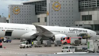Lufthansa 787 nose gear collapse grounds flight at Frankfurt, injuring crew and staff
