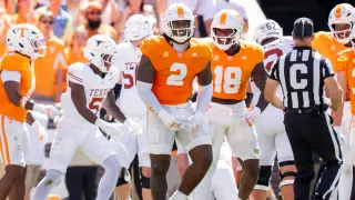 Texas Defeats Tennessee 20-17 in Historic Neyland Debut Despite Defensive Struggles