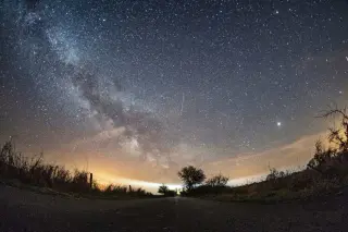 Spring Night Sky Lights Up as Lyrid Meteor Shower Peaks