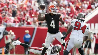 Lightning Delay Halts Browns-Bucs Finish as Watson Delivers Strong Effort
