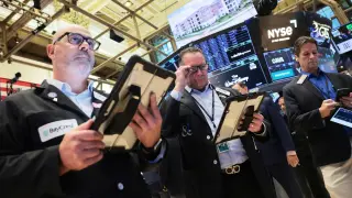 AI Sector Collapse Drives VIX to Four-Month High, Prompting Heavy Hedge Buying