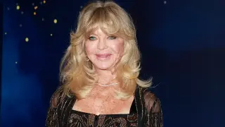Goldie Hawn Delights Fans With Swimsuit Dance On European Family Vacation