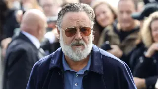 Crowe Stands His Ground: ‘What’s Your Problem?’ In Paris Fan Moment