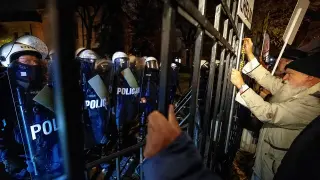 Poland’s Constitutional Crisis Peaks as President Returns Mid-Flight to Confront Court Takeover