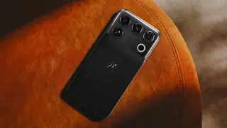 Motorola Signature 27 Debuts with 2nm Chip, 200MP Telephoto, and GrapheneOS Support