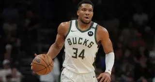 Giannis Chooses Trade Leverage Over a Bucks Extension