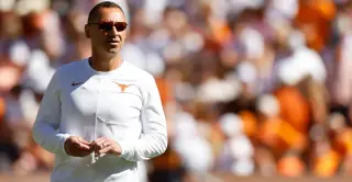 Texas Survives Tennessee Comeback to Win 20-17 in Historic Neyland Debut