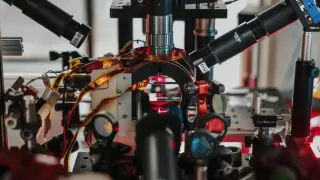 Lab-made 24,000-atom cosmos hints time can emerge from entropy