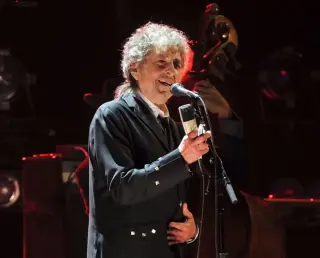 Dylan Shakes Up Tour Guitars as Band Lineup Remains in Flux