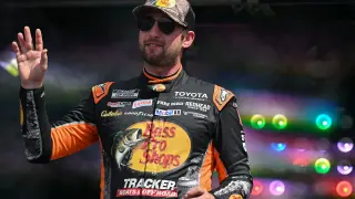 Larson Extends Chase Lead to 40 Points After Briscoe Wins Las Vegas