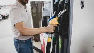 Refining bottleneck turns oil surplus into a gasoline crisis
