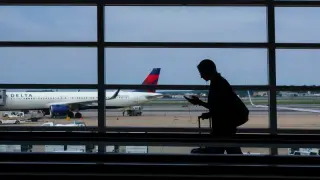 Fuel dips, fares hold: Delta says cheaper flights aren’t coming soon