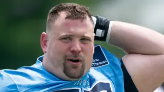 Packers Complete Offensive Line Overhaul with Signing of Veteran Guard Kevin Zeitler