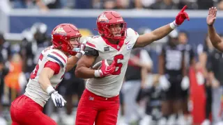 Arizona routs West Virginia 52-31 to reach best start since 2014