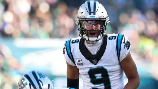 Packers' Kicking Woes and Line Injuries Shape Early Lead Against Panthers