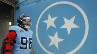 Simmons lands a market-resetting five-year Titans deal with hefty guarantees