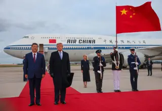 Trump Breaks Protocol to Greet Xi in Rare Airport Welcome as Trade Truce Extends
