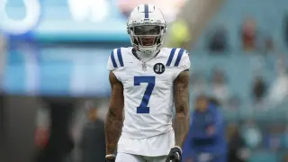Ward stays in the NFL, returns to Colts after tough 2025 season