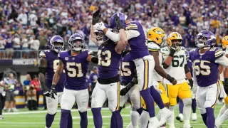 Vikings Rally Past Packers for 39-22 Season Opener