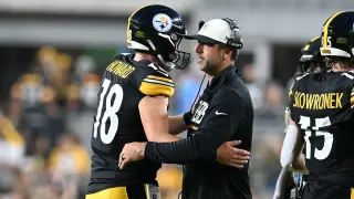 Rodgers Mentors Steelers Rookies as Camp Depth Grows