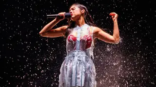Olivia Rodrigo’s Hartford Opener: A Seasonal Set and a Chalayan Melting Dress